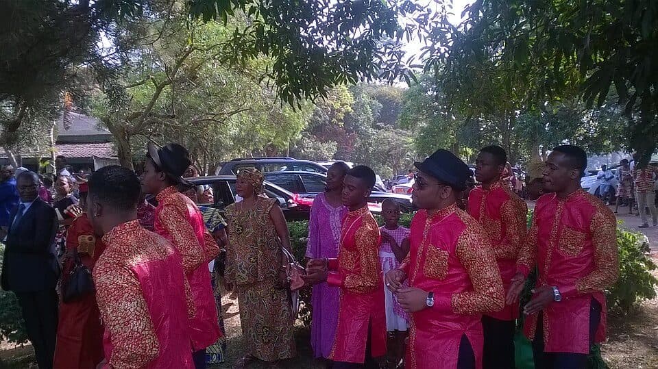 Cortège de mariage en tenues traditionnelles